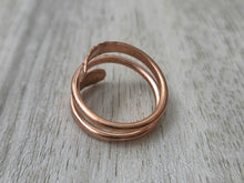 Load image into Gallery viewer, Hammered Spiral Pure Copper Ring