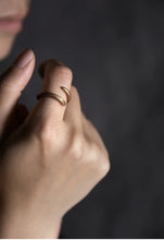 Load image into Gallery viewer, Model wearing the ring different angle