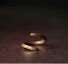 Load image into Gallery viewer, Spiral ring close up