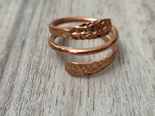 Load image into Gallery viewer, Hammered Spiral Pure Copper Ring