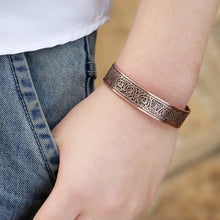 Load image into Gallery viewer, man wearing Vinci Phoenix Totems Pure Copper Magnetic Bangle down below his waiste
