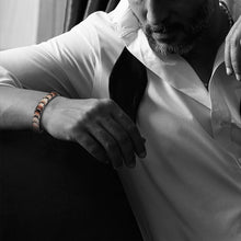 Load image into Gallery viewer, Gentleman wearing the Vinci Gent